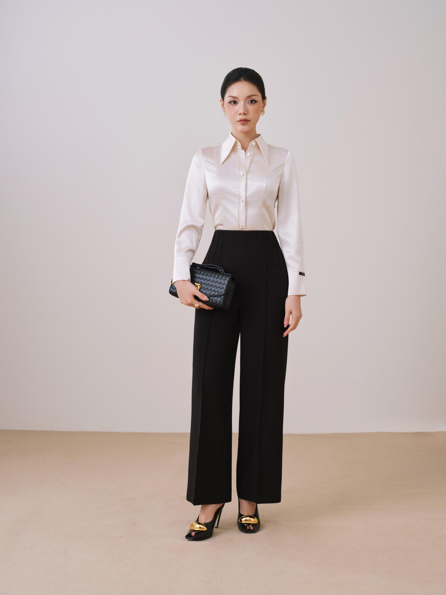 Áo sơ mi lụa cổ vạt nhọn